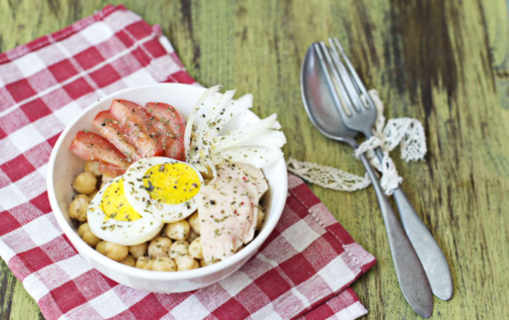 white tuna, chickpeas and egg salad